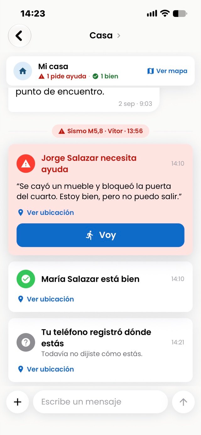 Chat de la casa en Todos Bien durante un sismo: el aviso del sismo, la tarjeta roja de quien necesita ayuda con el botón «Voy» debajo, y la tarjeta verde de quien ya reportó que está bien.